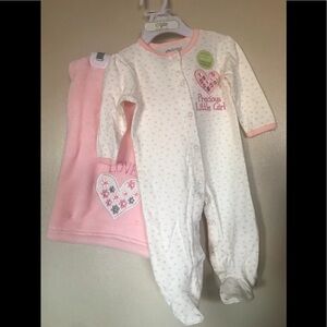 🩷 2 piece Hearts Sleeper and blanket NWT 0-3 Months